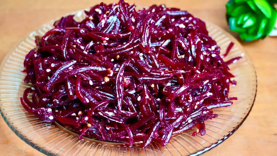 Beet and garlic salad without mayonnaise